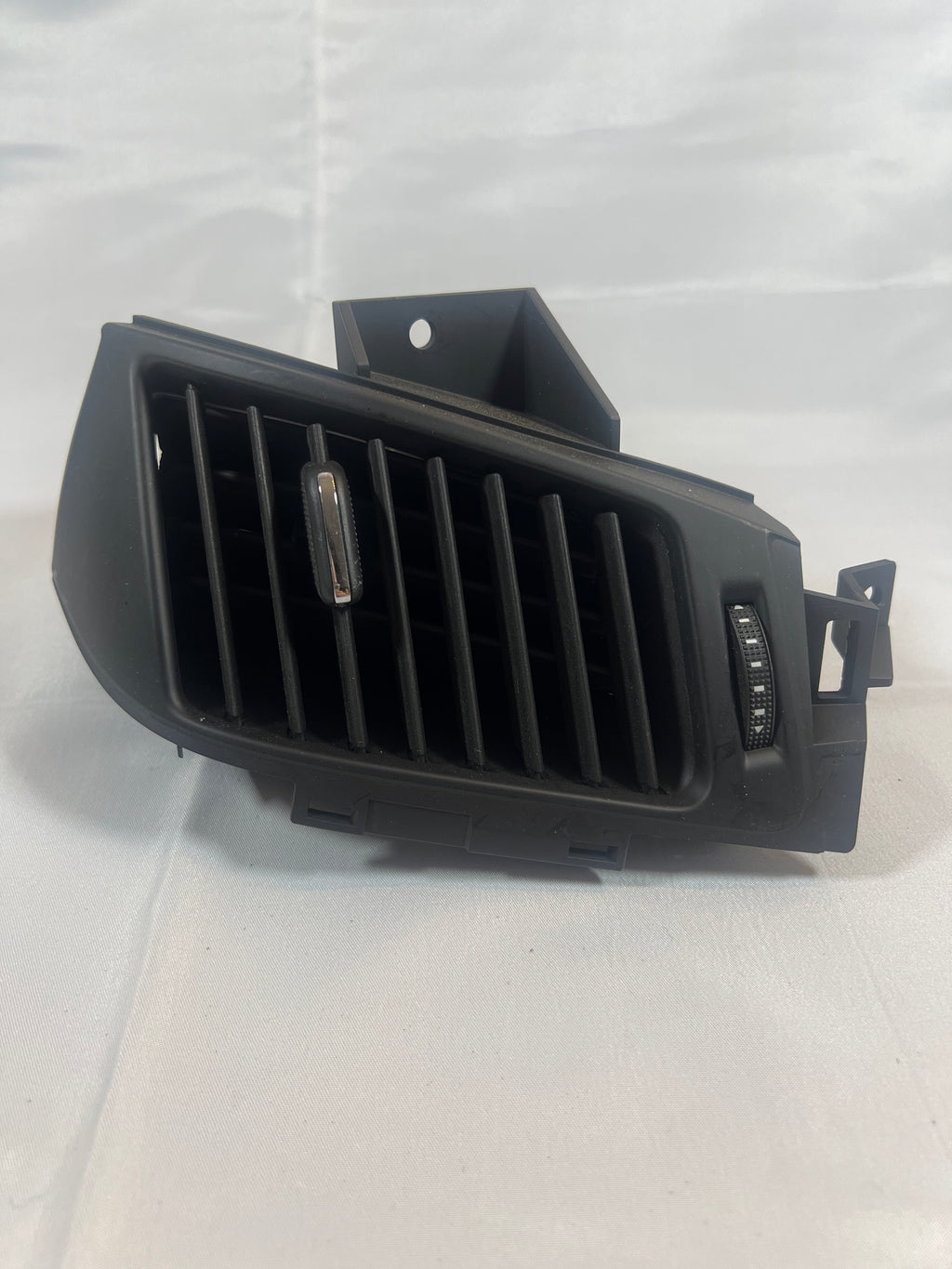 2019 Chevy Tahoe Premier Passenger Side Center Instrument Panel Air Outlet 23464301, 23464301