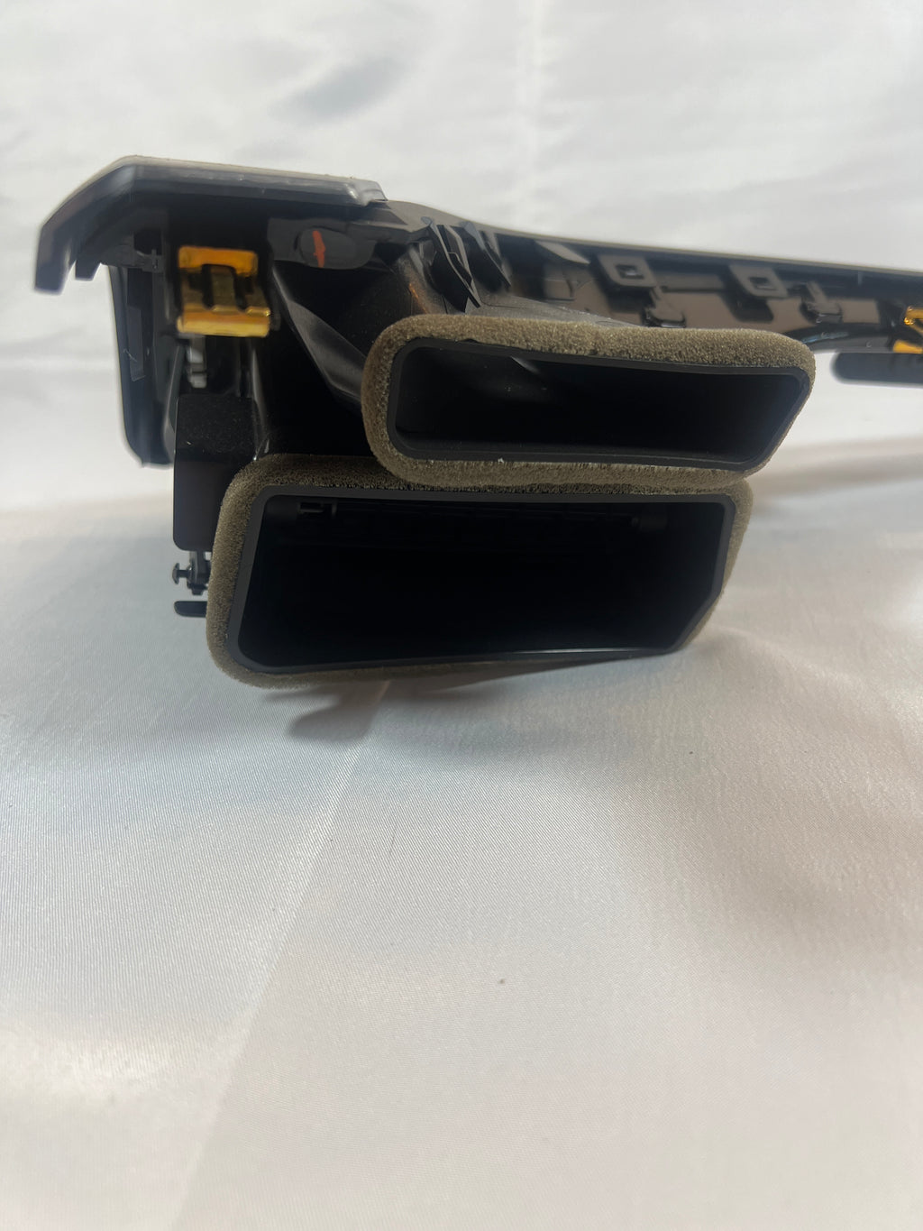 2019 Chevy Tahoe Premier RIGHT FRONT AC AIR VENT OUTLET / Synthesis Passenger Side Instrument Panel Outer Air Outlet 23464598