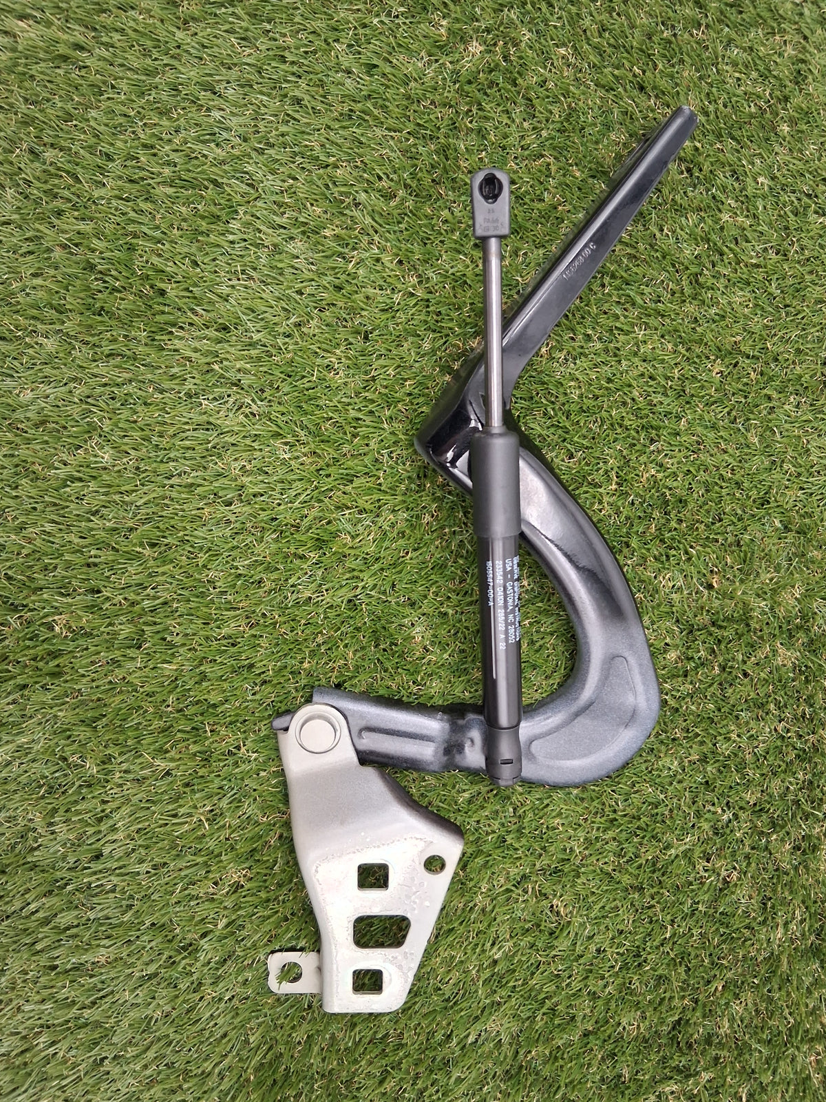 OEM 1505547-00-A 2022 Tesla Model Y Left Hinge Support Shock Strut