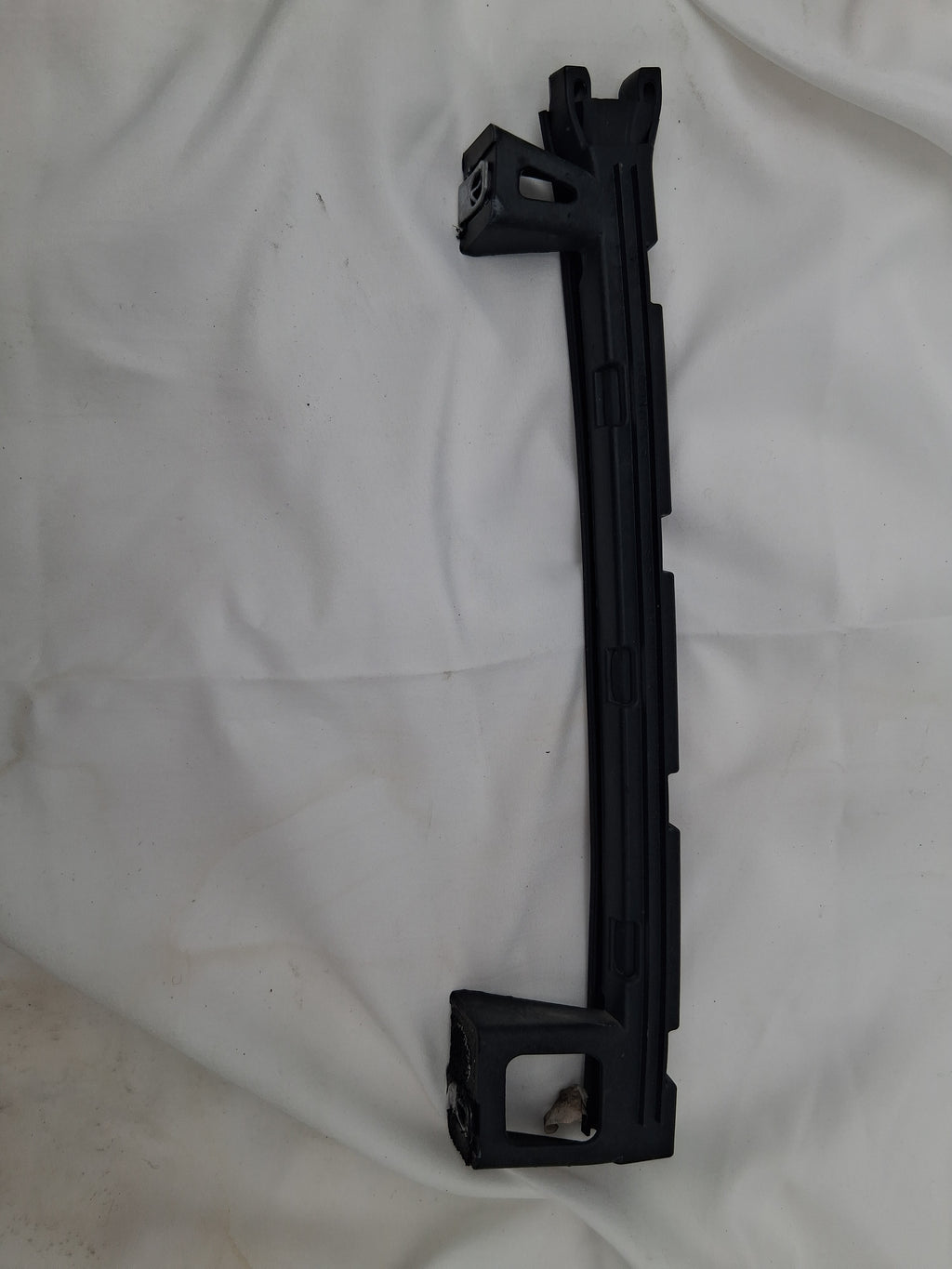 OEM# 804010829 2019 Chevy Tahoe Premier Door Window Glass Rearward Guide