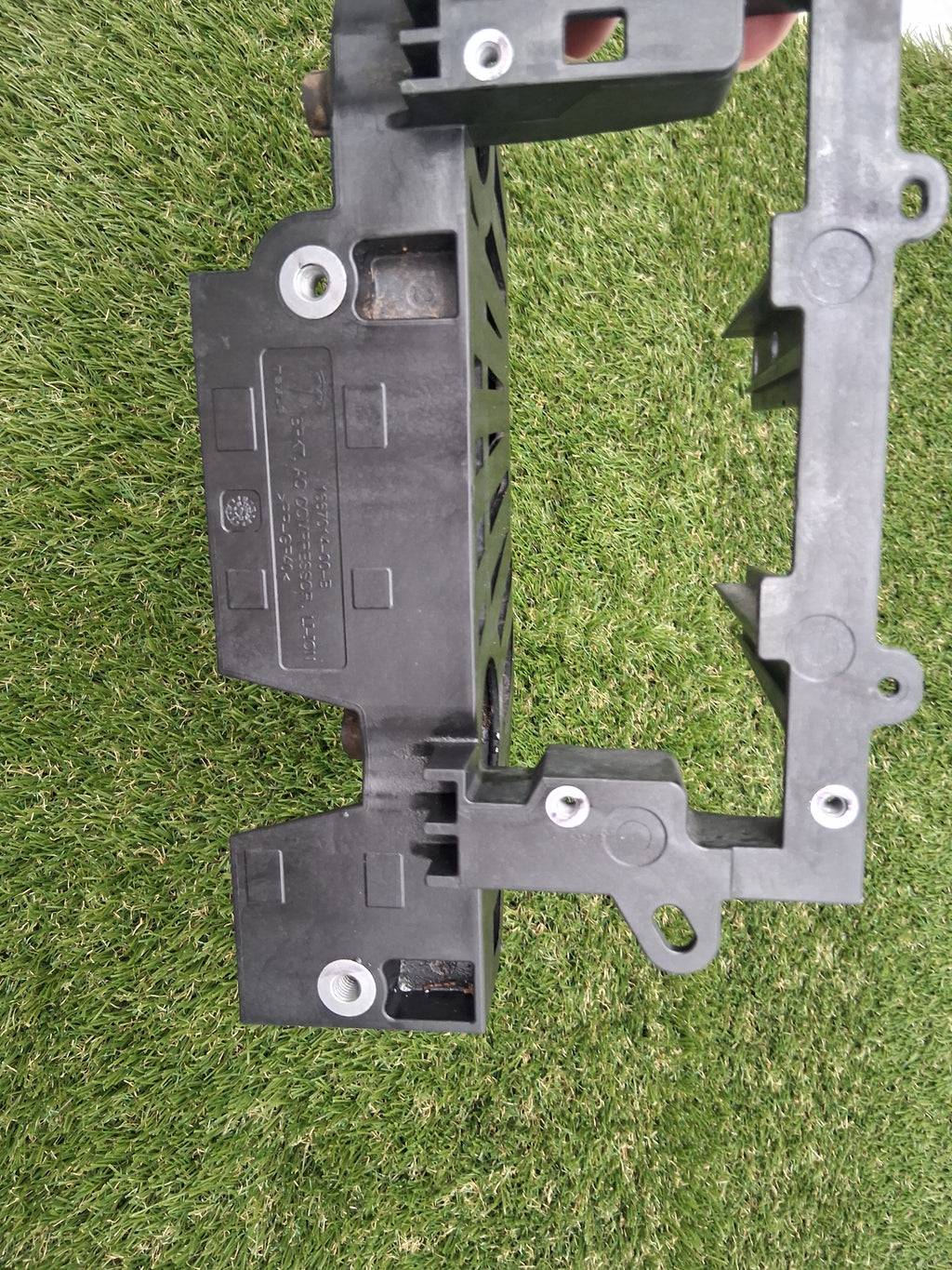 OEM 1673627-00-C 2022 Tesla Model Y AC Compressor Pump Bracket