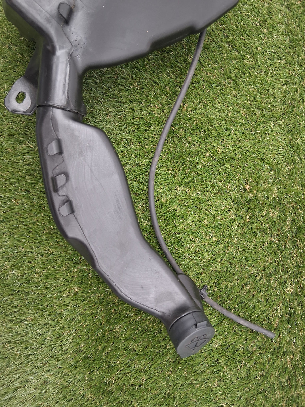 OEM 1490400-00-C 2022 Tesla Model Y Wiper Washer Reservoir Tank w Tube