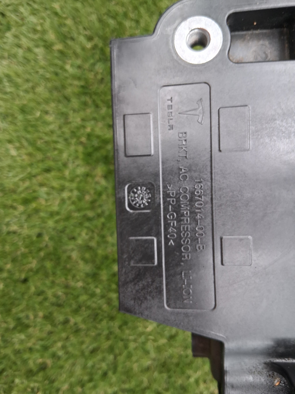 OEM 1673627-00-C 2022 Tesla Model Y AC Compressor Pump Bracket