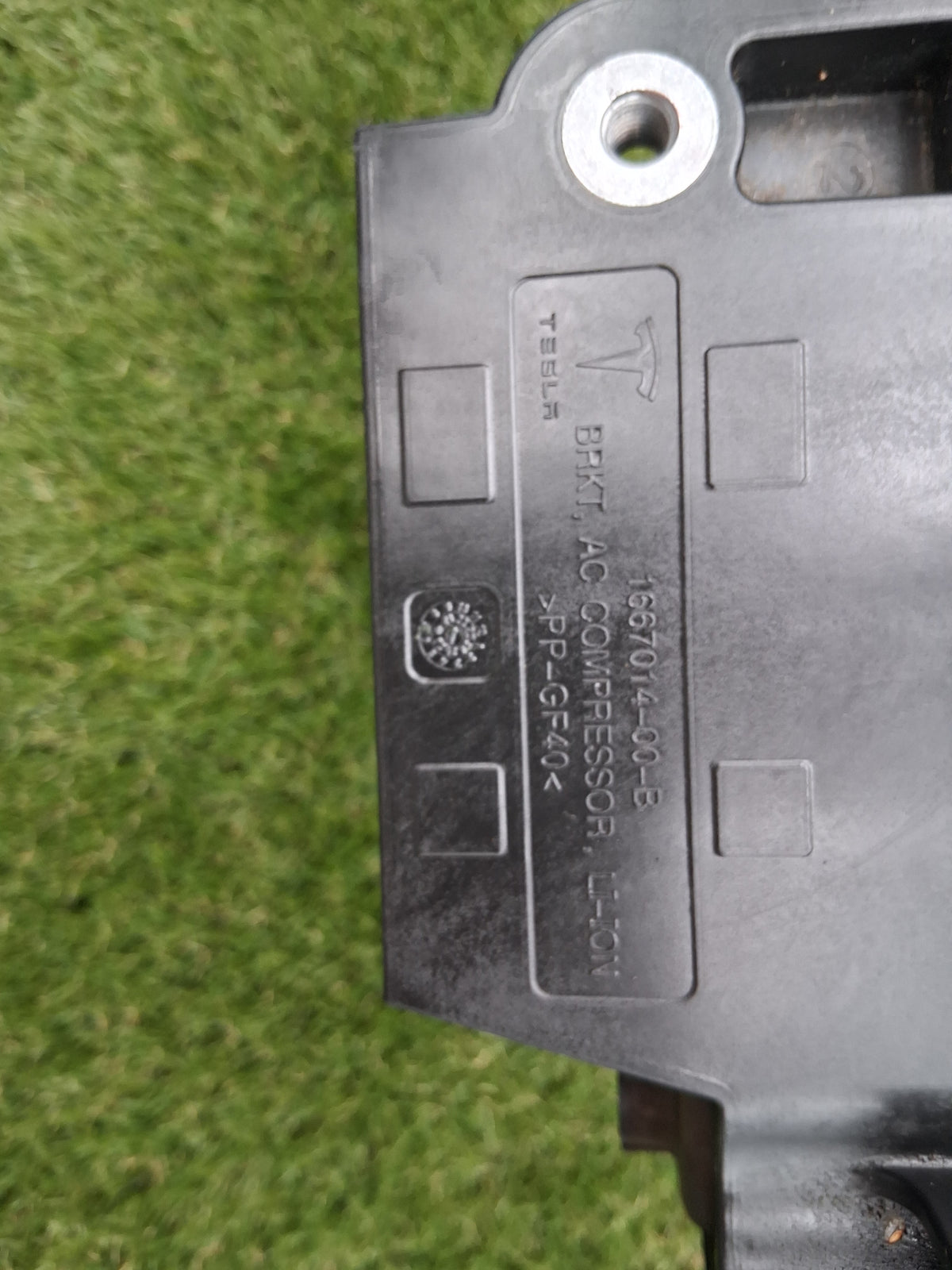 OEM 1673627-00-C 2022 Tesla Model Y AC Compressor Pump Bracket
