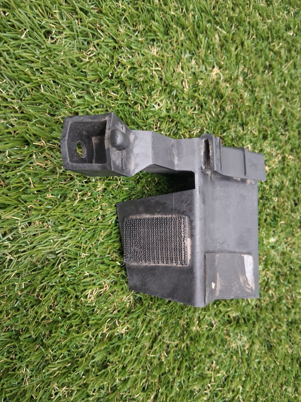 OEM 1555377-00-C 2022 Tesla Model Y Rocket Bracket Right Hand