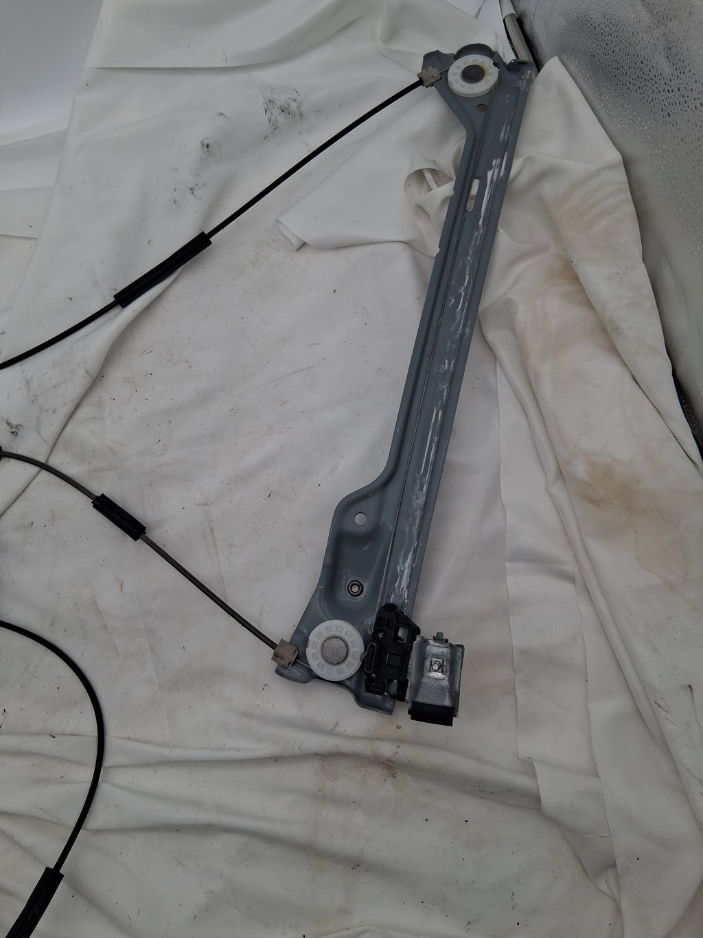 OEM# CM093450 2019 Chevy Tahoe Premier Front Passenger Side Motor Regulator