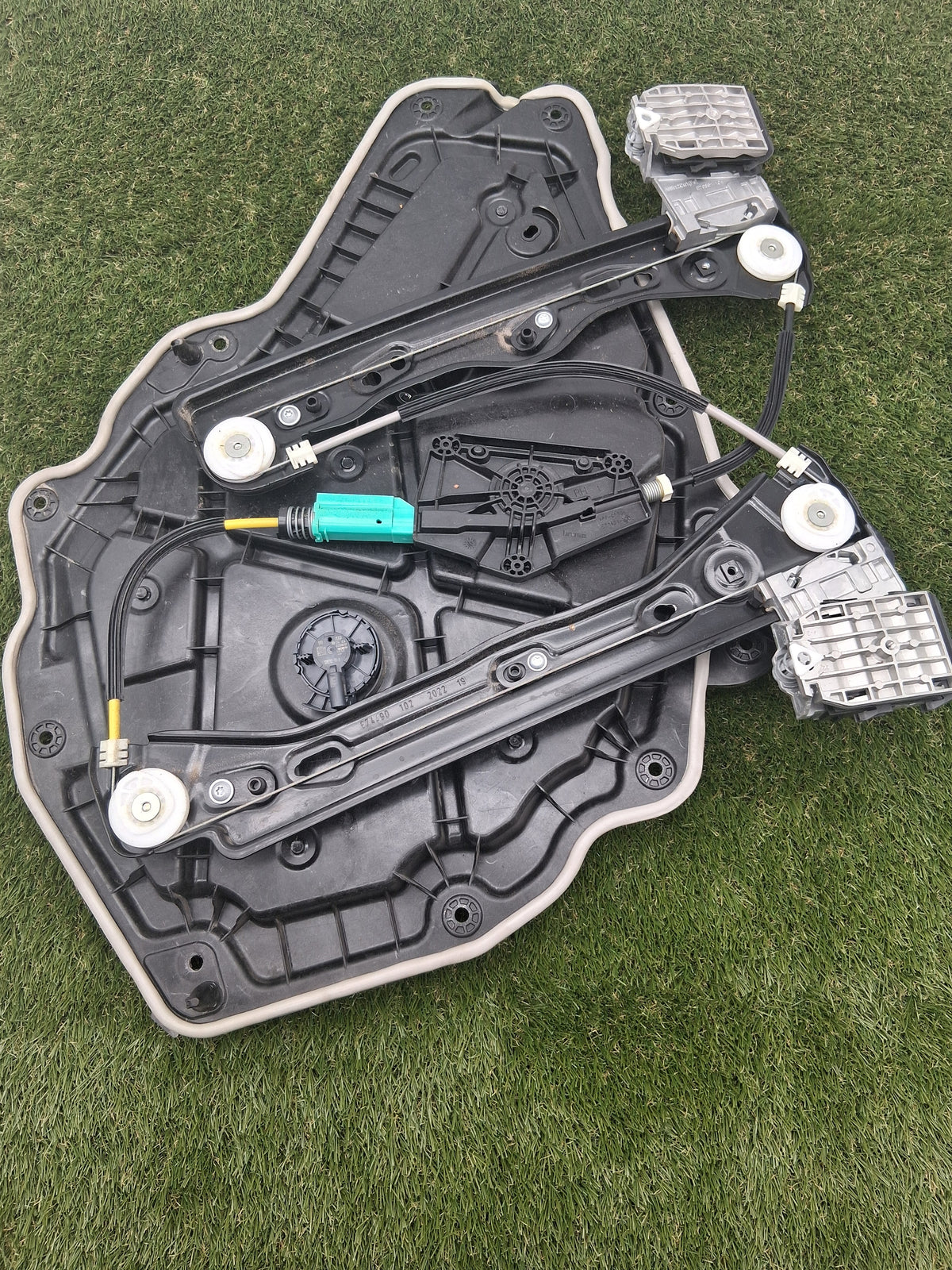 OEM 1495513-99-G 2022 Tesla Model Y Right Door Window Regulator