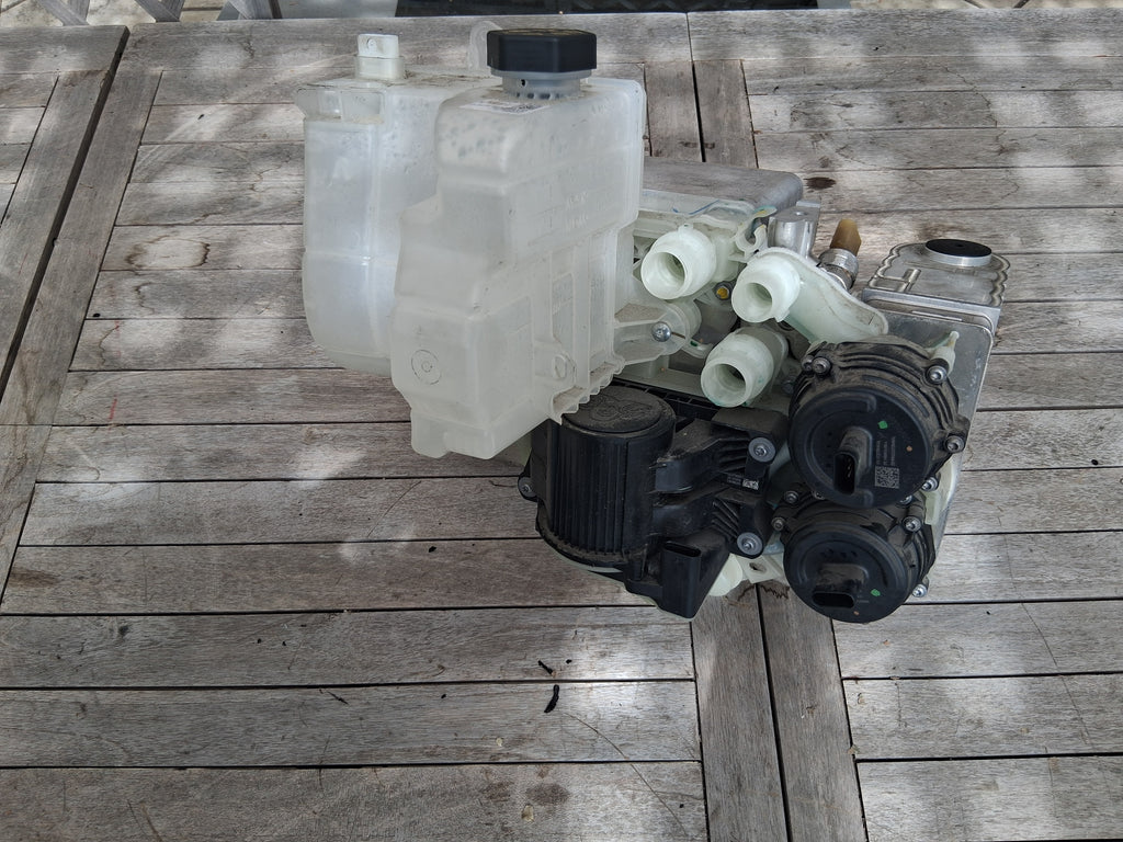 OEM 1523007-00-F 2022 Tesla Model Y Coolant Bottle Pump Supermanifold Octovalve