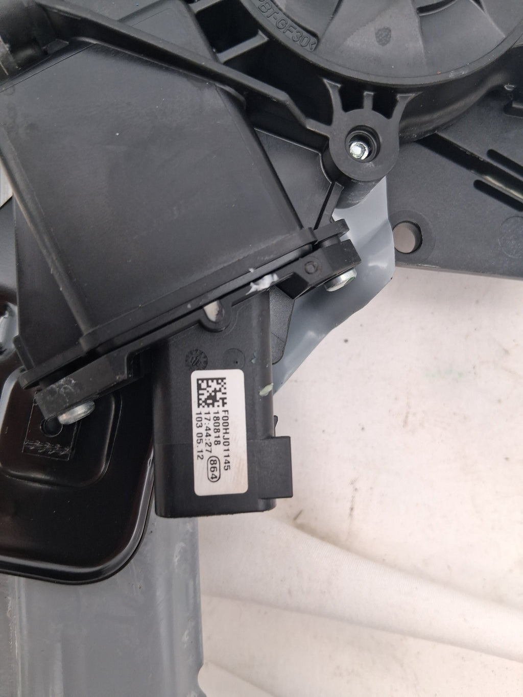 OEM# CM093450 2019 Chevy Tahoe Premier Front Passenger Side Motor Regulator
