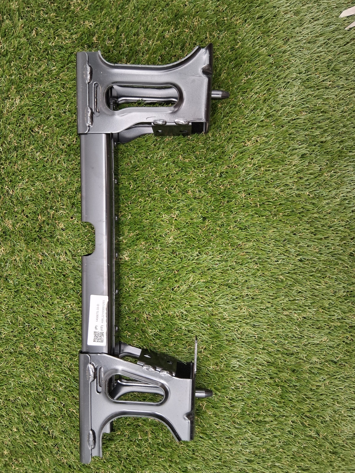 OEM 1490675-33-D 2022 Tesla Model Y Left Seat Holder Bracket