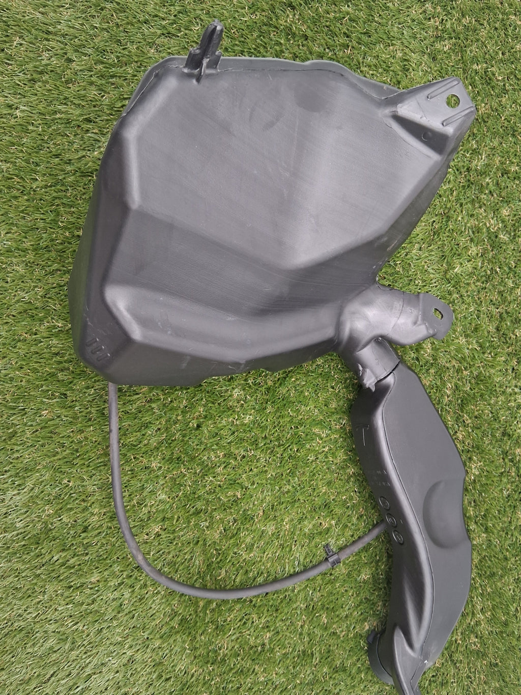 OEM 1490400-00-C 2022 Tesla Model Y Wiper Washer Reservoir Tank w Tube