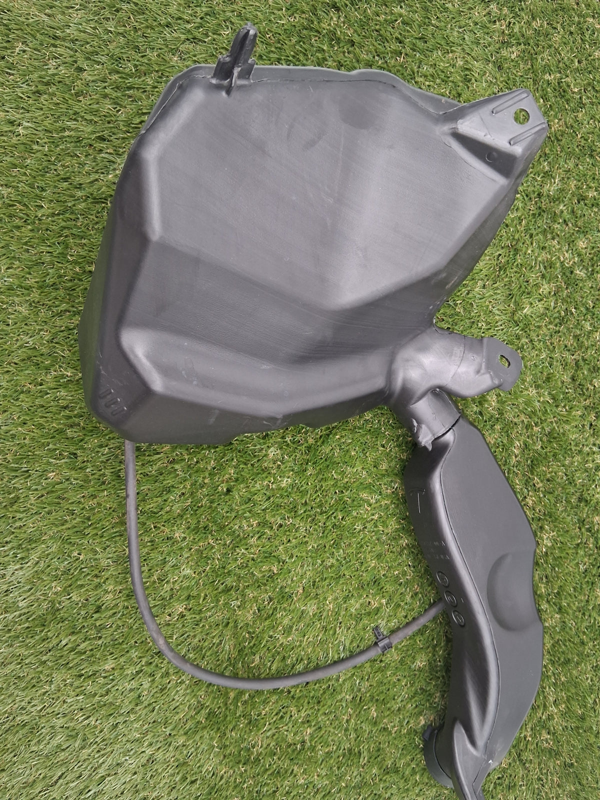 OEM 1490400-00-C 2022 Tesla Model Y Wiper Washer Reservoir Tank w Tube