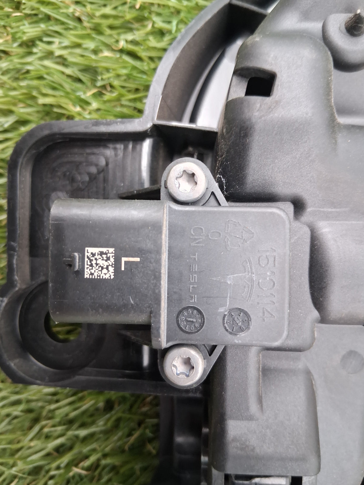 OEM 1528114-00-D 2022 Tesla Model Y Left Door Handle