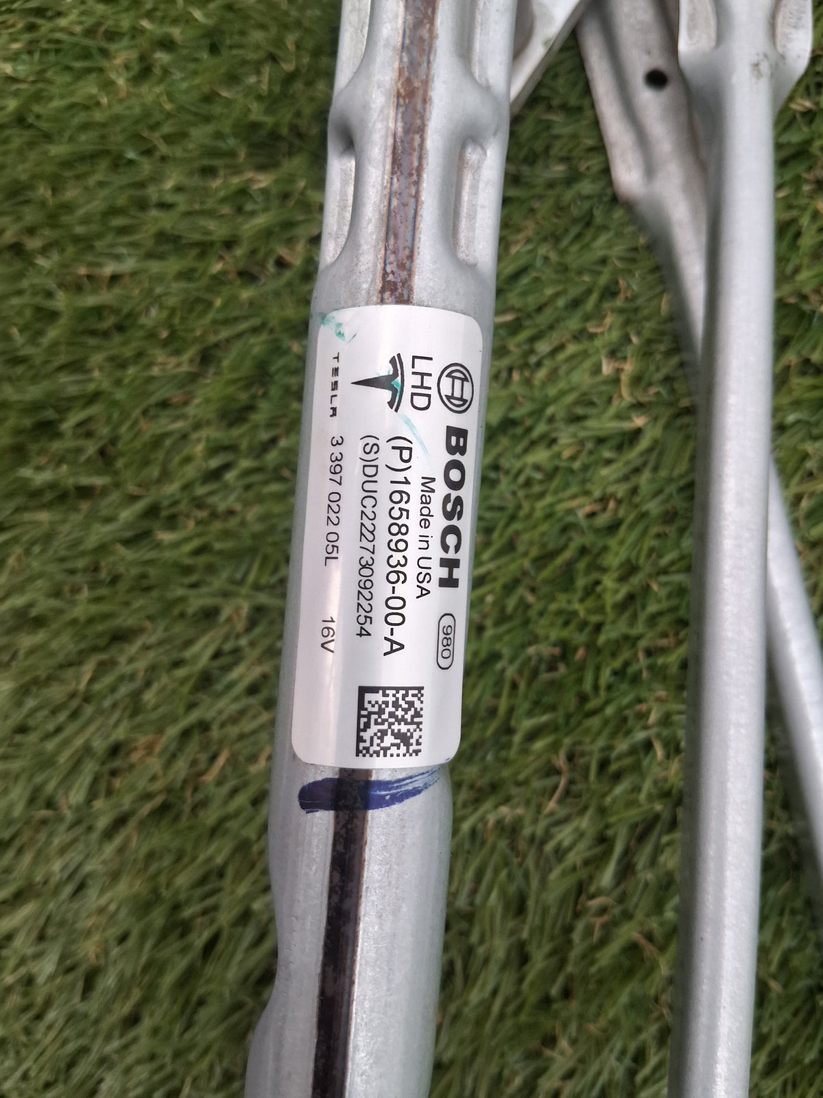 OEM 1658936-00-A 2022 Tesla Model Y Windshield Wiper Linkage