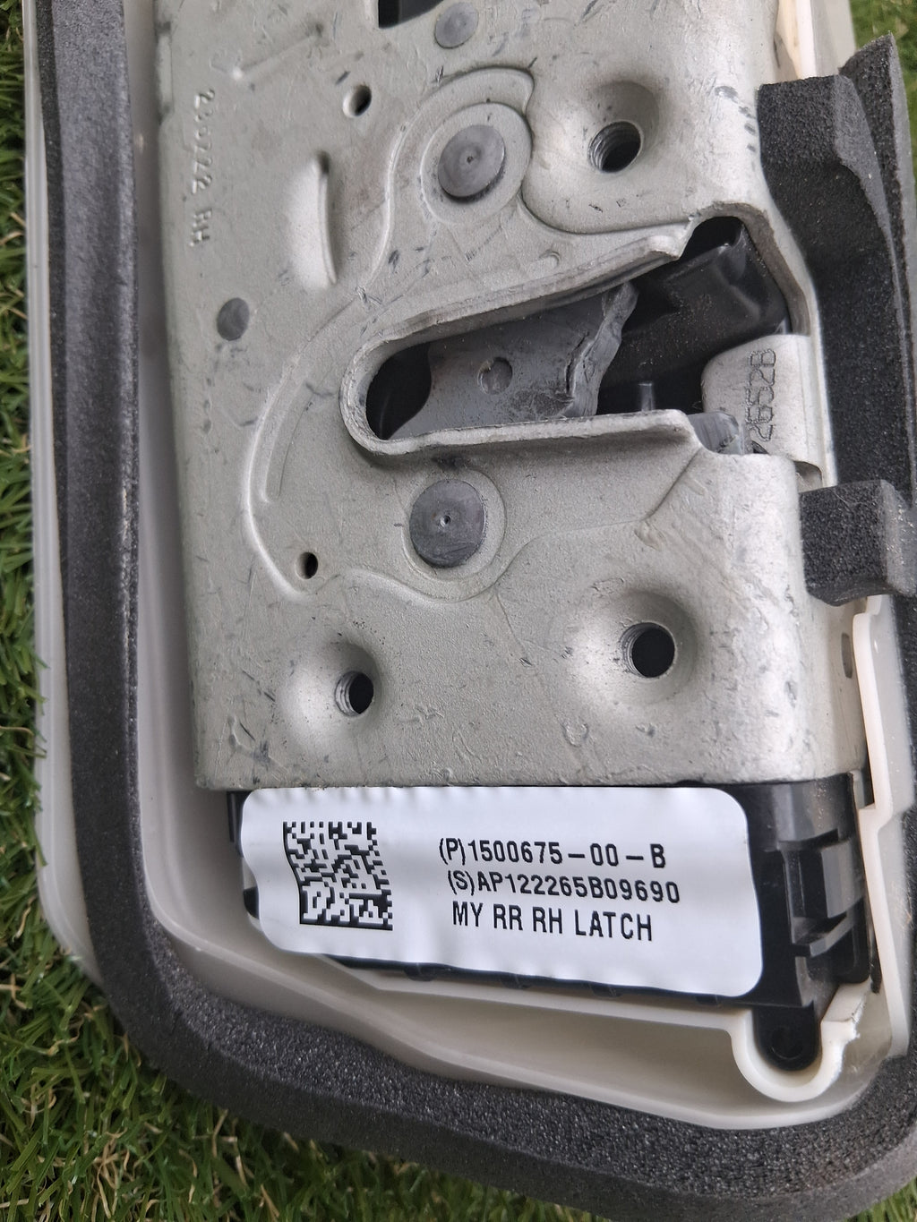 OEM 1500675-00-B 2022 Tesla Model Y Right Side Door Lock Latch Actuator
