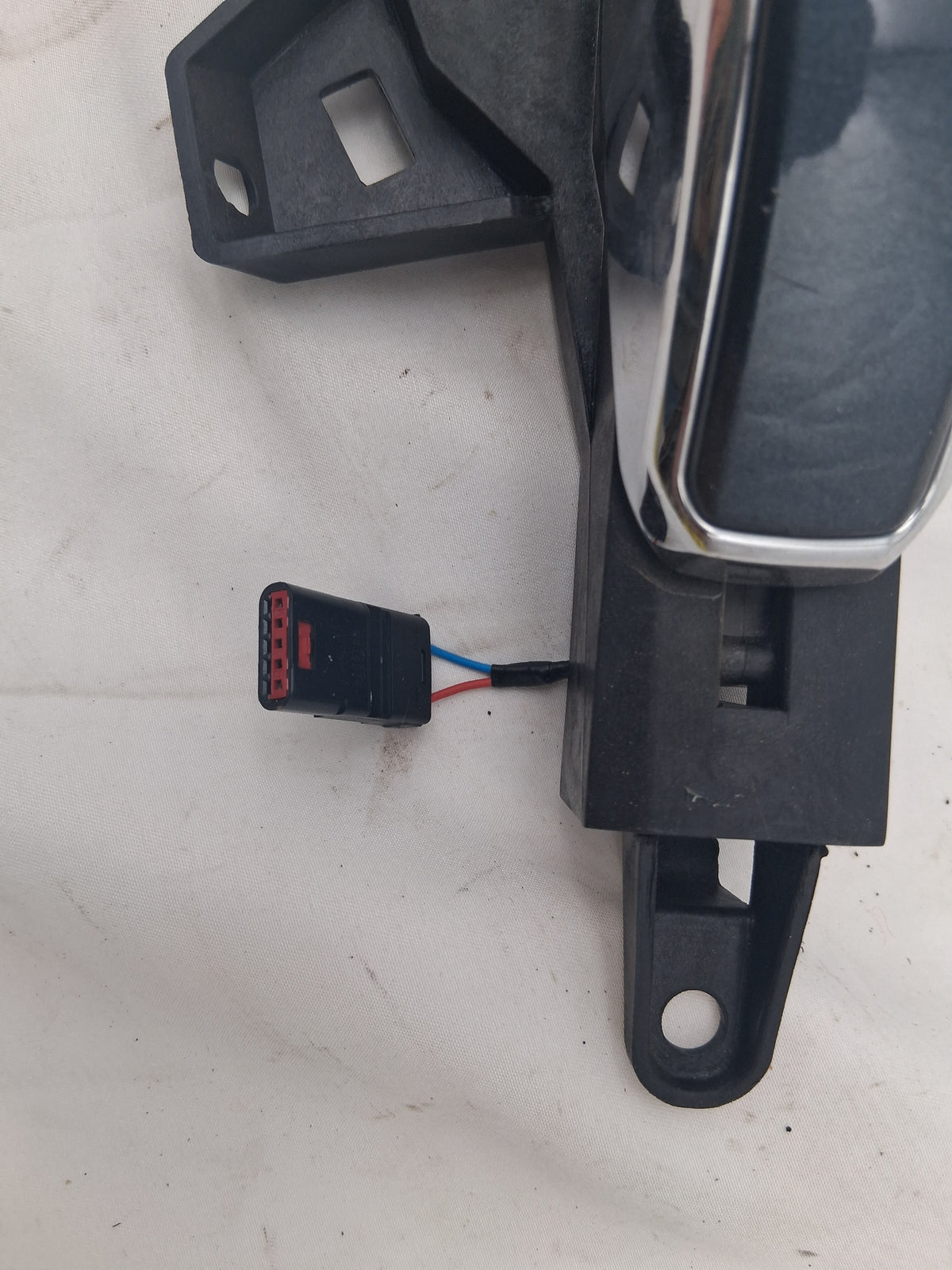OEM 2019 Chevy Tahoe Premier Exterior Door Handle Bracket