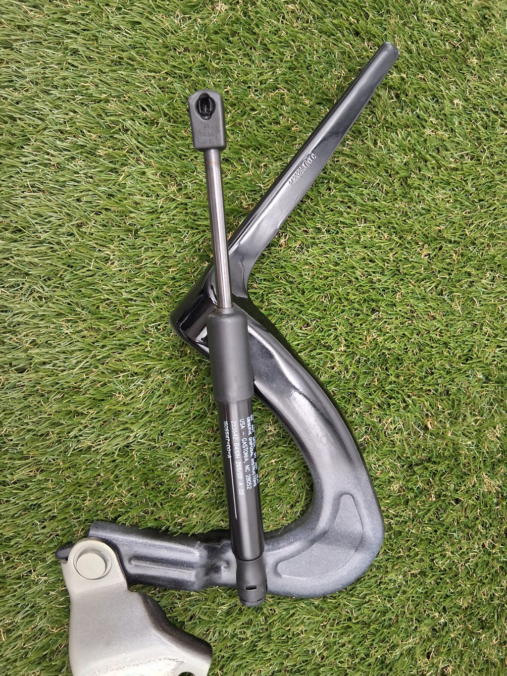 OEM 1505547-00-A 2022 Tesla Model Y Left Hinge Support Shock Strut