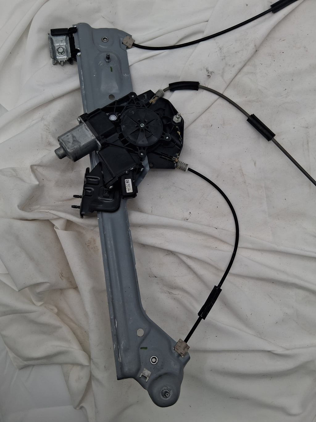 OEM# CM093450 2019 Chevy Tahoe Premier Front Passenger Side Motor Regulator