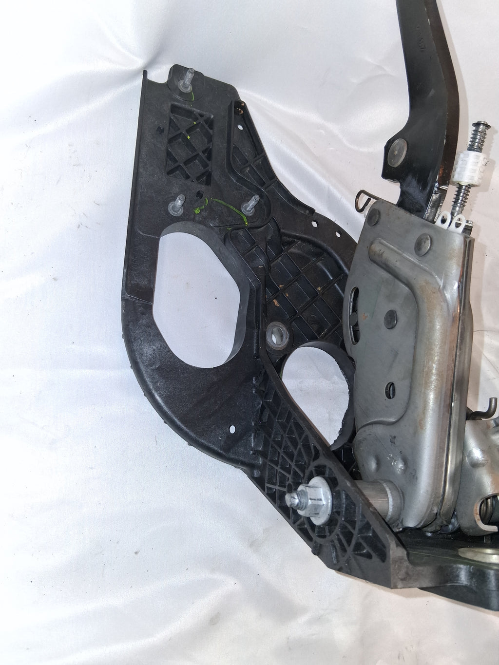 OEM# 0820505002 2019 Chevy Tahoe Premier Brake Stop Pedal Bracket