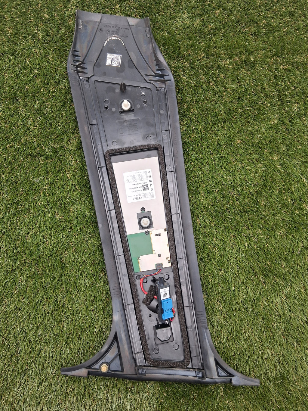 OEM 1516255-00-E 2022 Tesla Model Y Left Drive B Pillar Glass Applique Camera