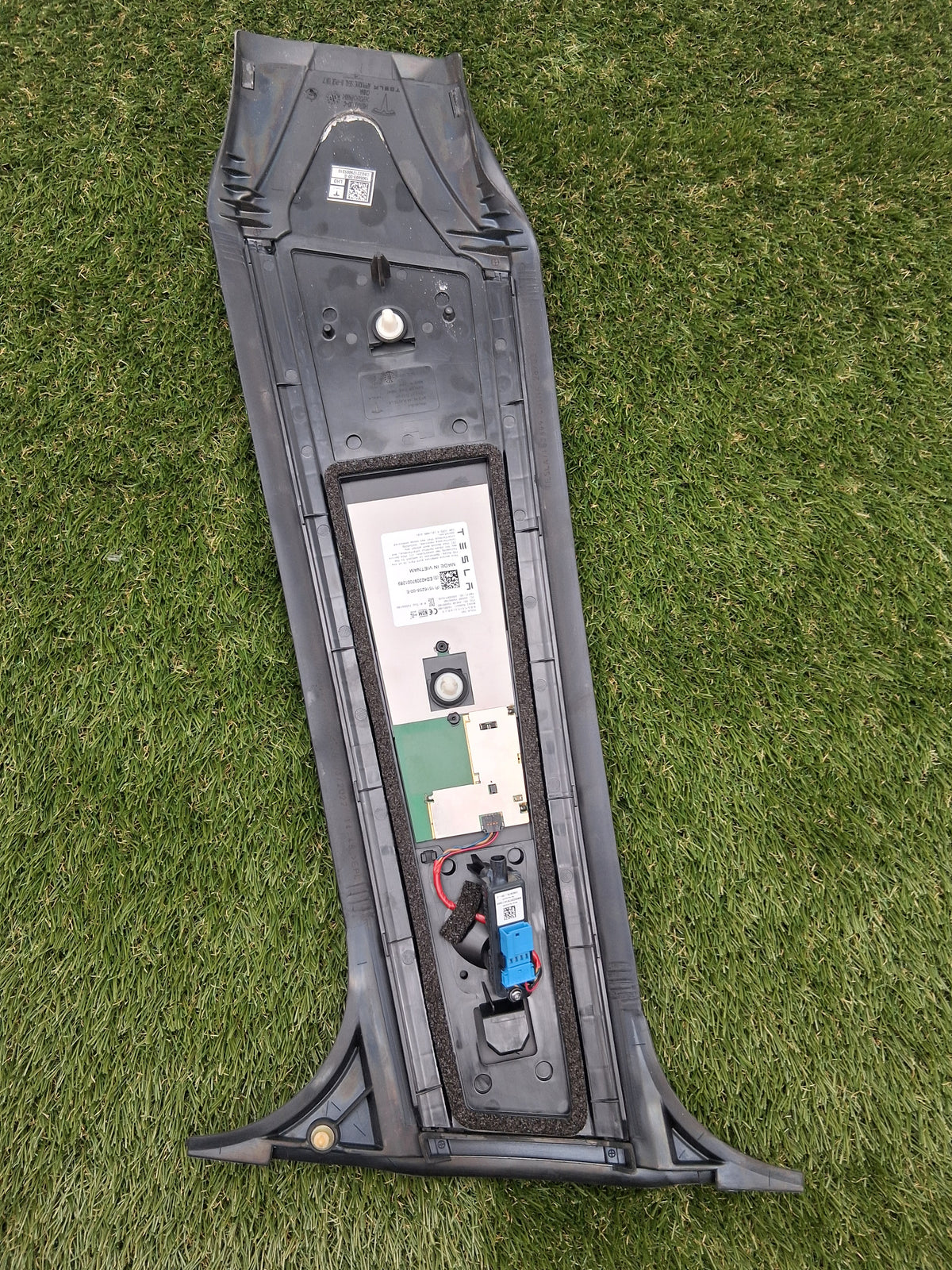 OEM 1516255-00-E 2022 Tesla Model Y Left Drive B Pillar Glass Applique Camera
