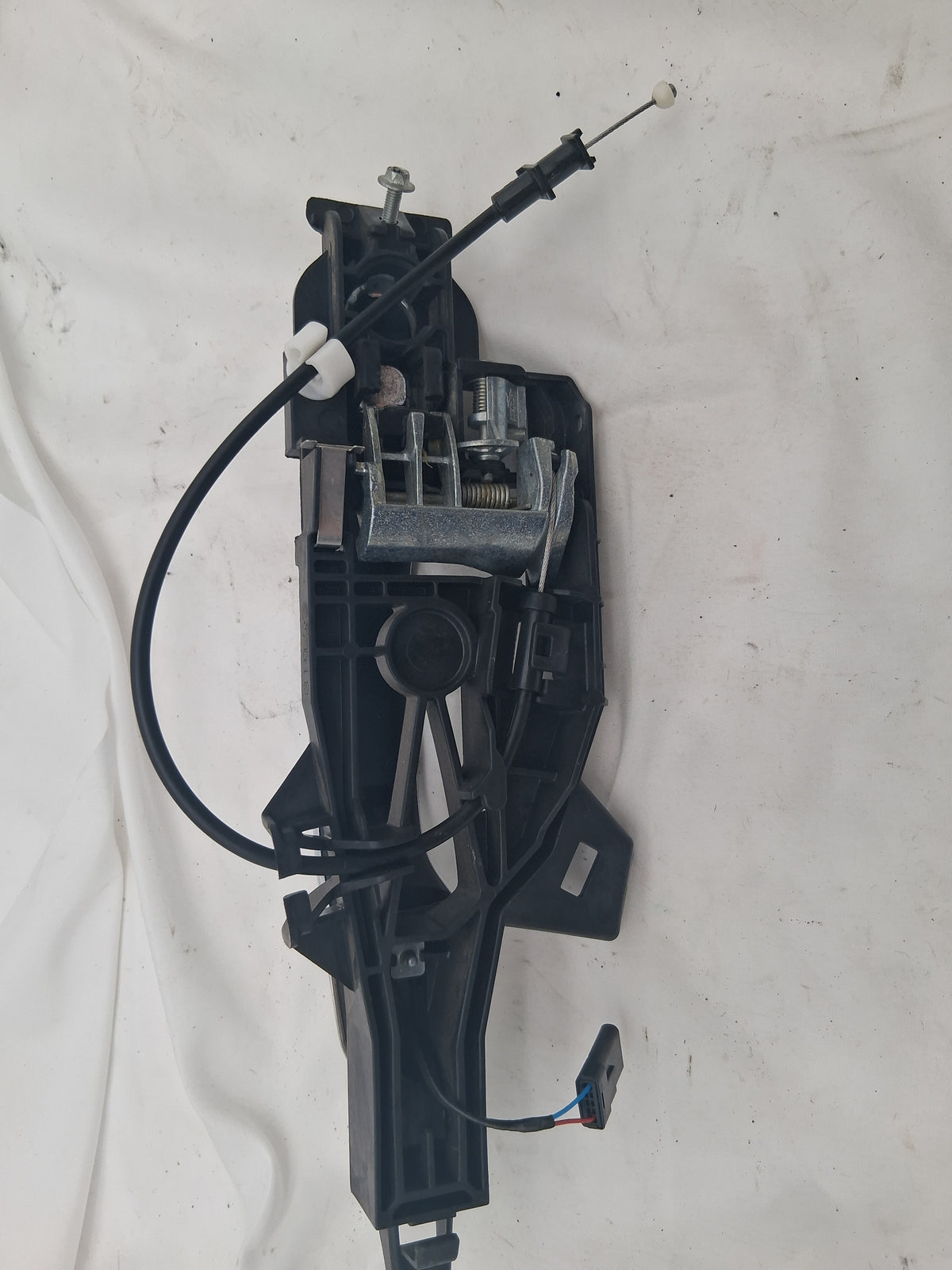 OEM 2019 Chevy Tahoe Premier Exterior Door Handle Bracket