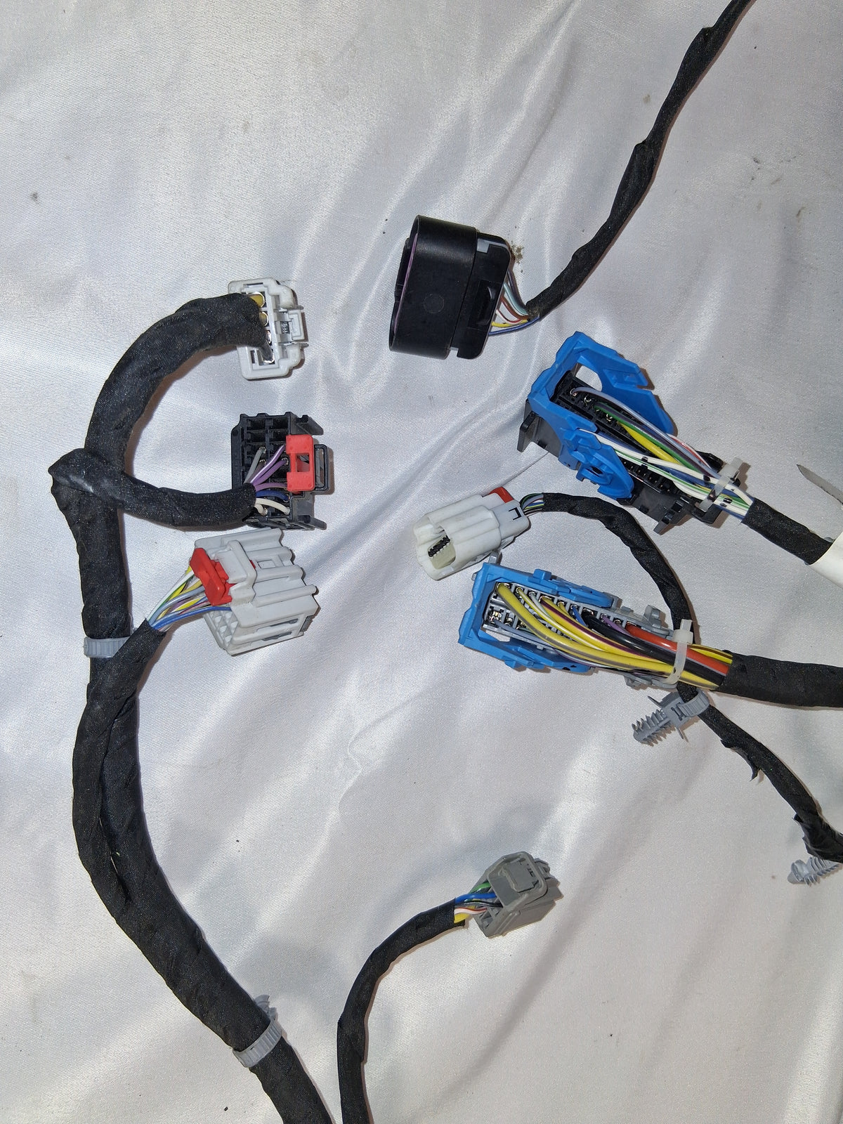 OEM# 35072699 2019 Chevy Tahoe Premier Fuse box block Wiring Harness