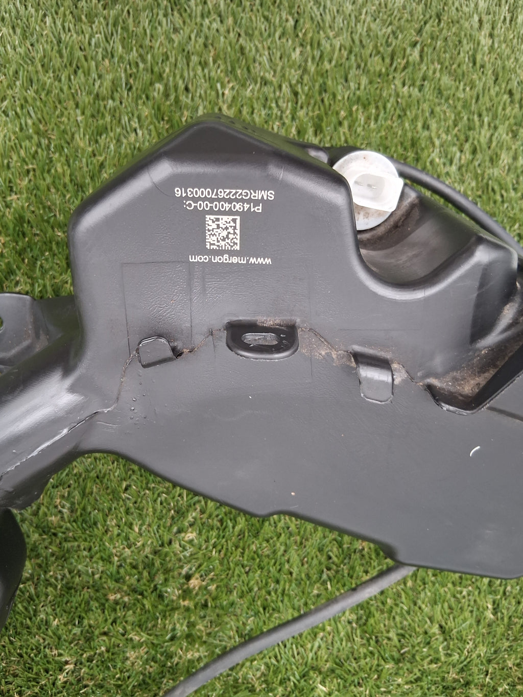 OEM 1490400-00-C 2022 Tesla Model Y Wiper Washer Reservoir Tank w Tube