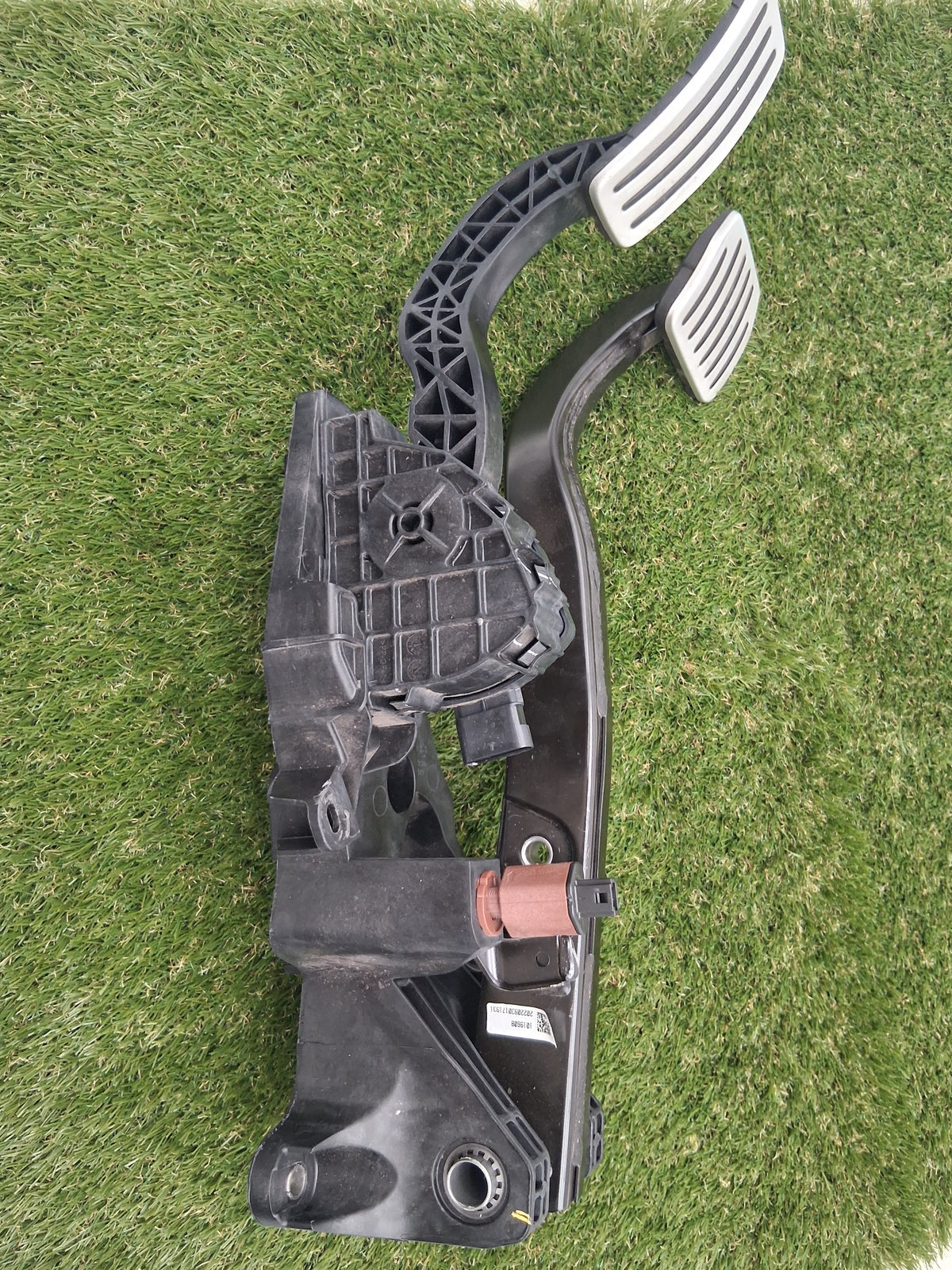 OEM 1188691-00-B 2022 Tesla Model Y Accelerator Brake and Gas Pedal Set