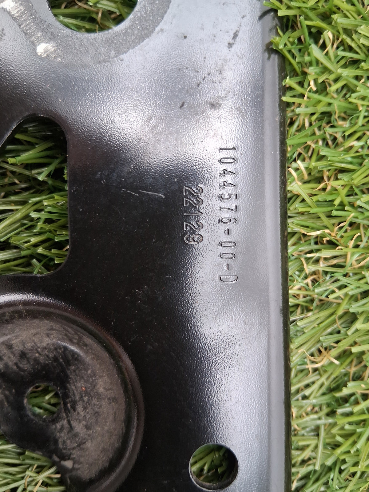 OEM 1044576-00-D 2022 Tesla Model Y Right Subframe Shear Bracket Plate