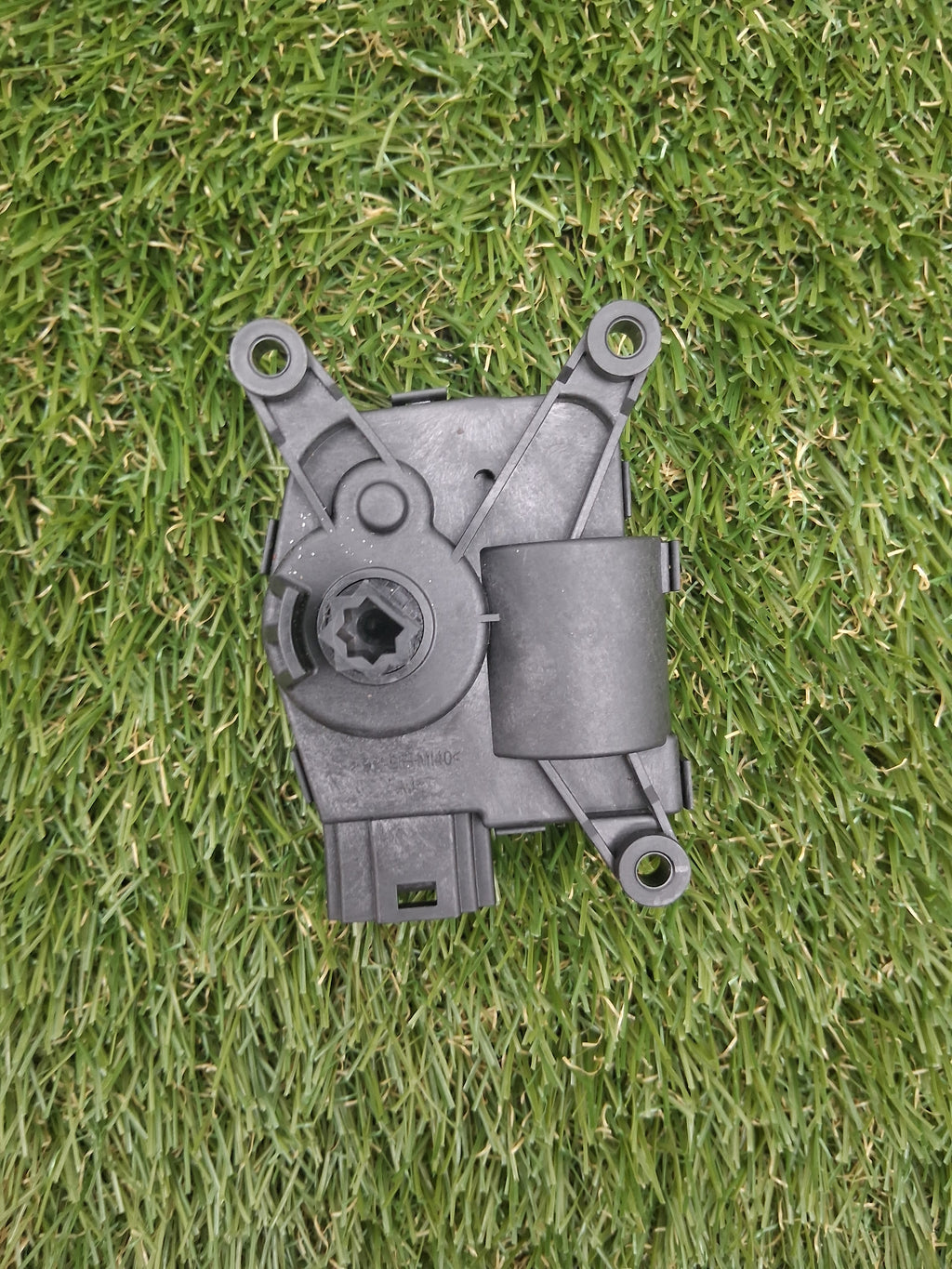 OEM 1500627-00-A 2022 Tesla Model Y Center Air Flap Motor Center Actuator