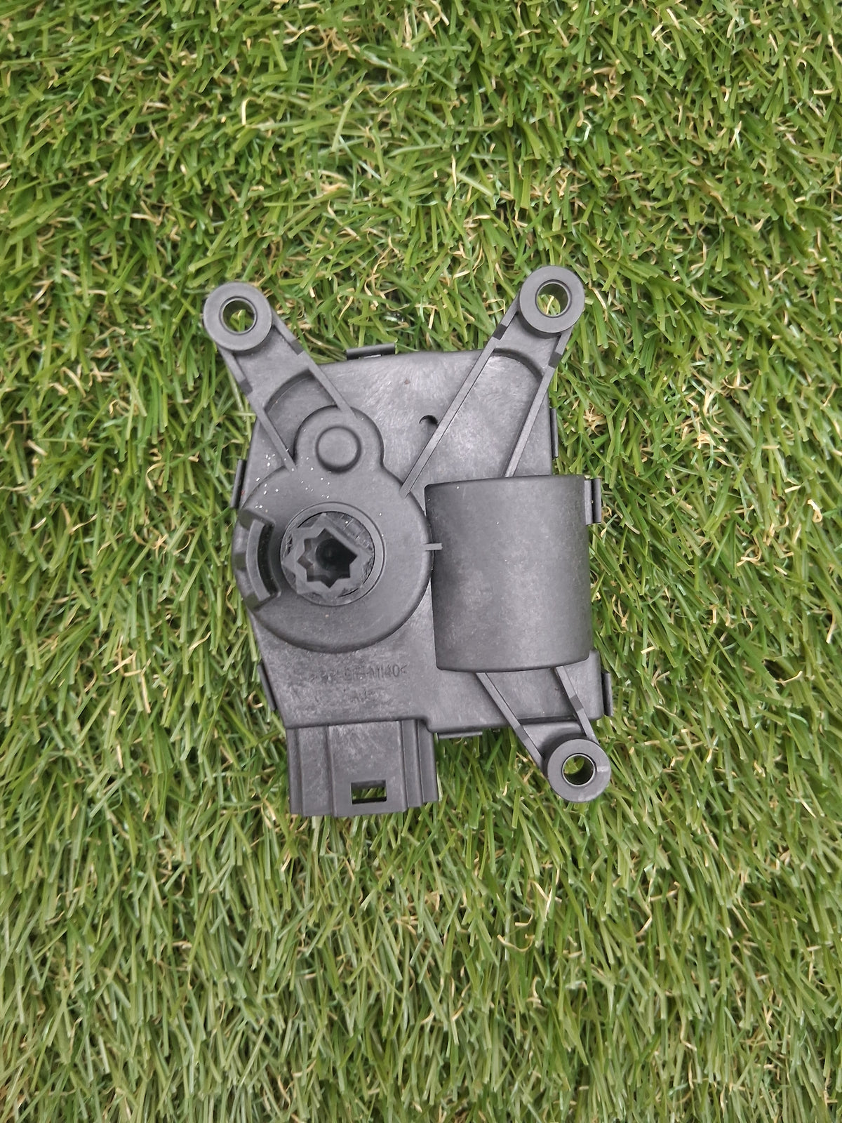 OEM 1500627-00-A 2022 Tesla Model Y Center Air Flap Motor Center Actuator
