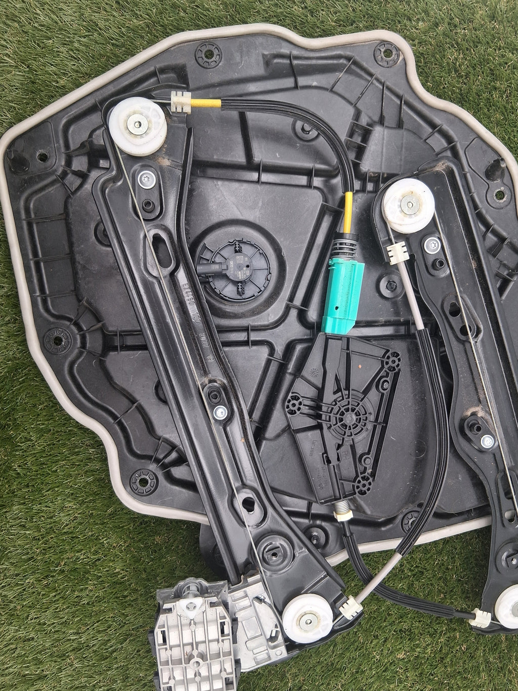 OEM 1495513-99-G 2022 Tesla Model Y Right Door Window Regulator