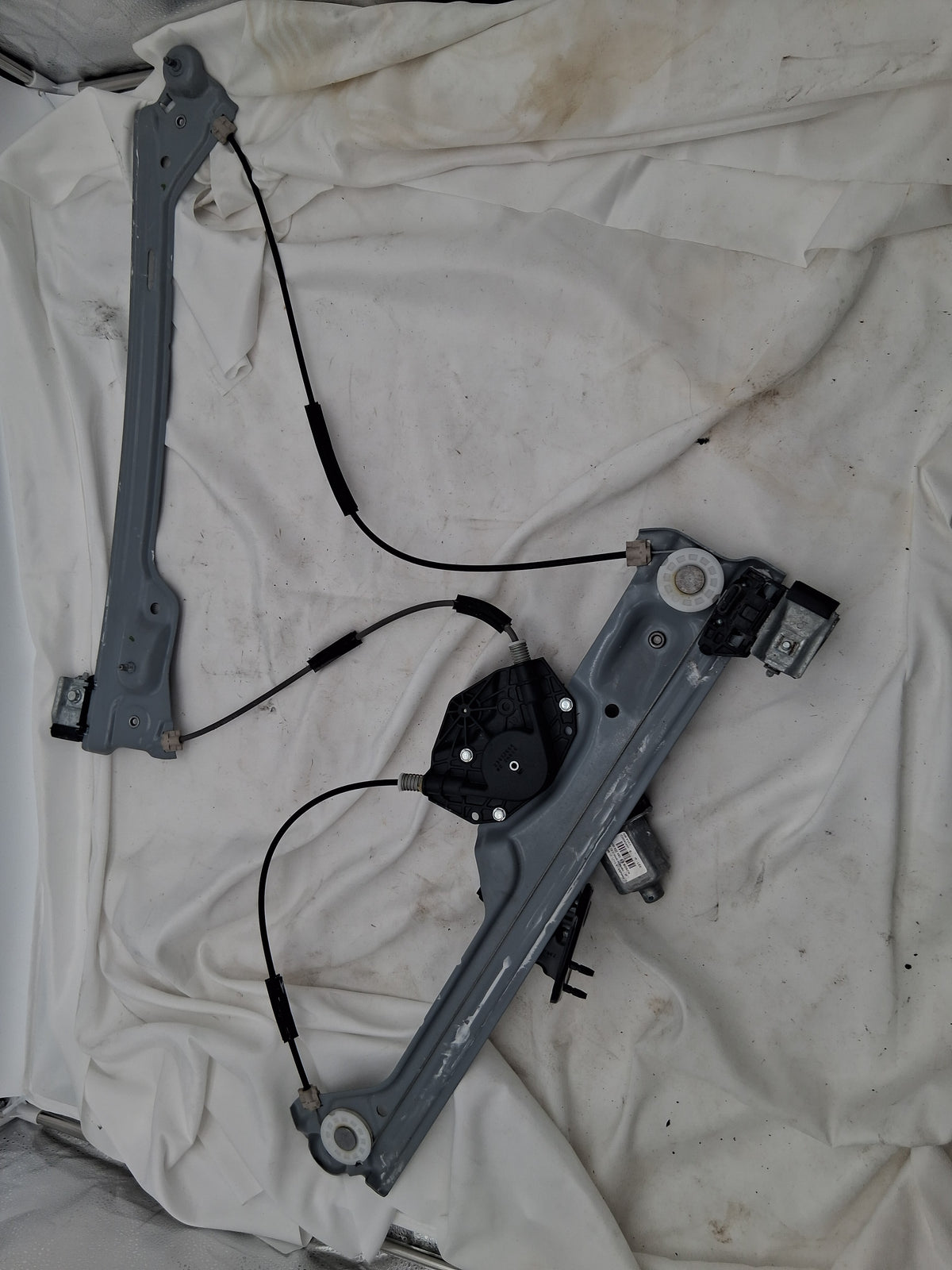OEM# CM093450 2019 Chevy Tahoe Premier Front Passenger Side Motor Regulator