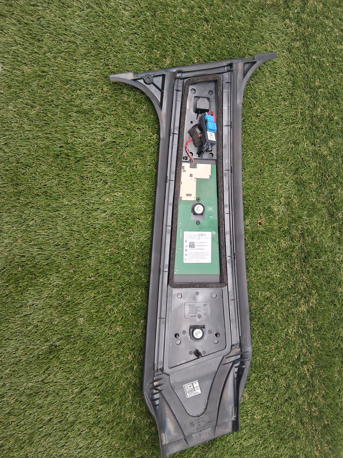 OEM 1516258-00-E 2022 Tesla Model Y Right Exterior B Pillar Applique Glass Camera Assy