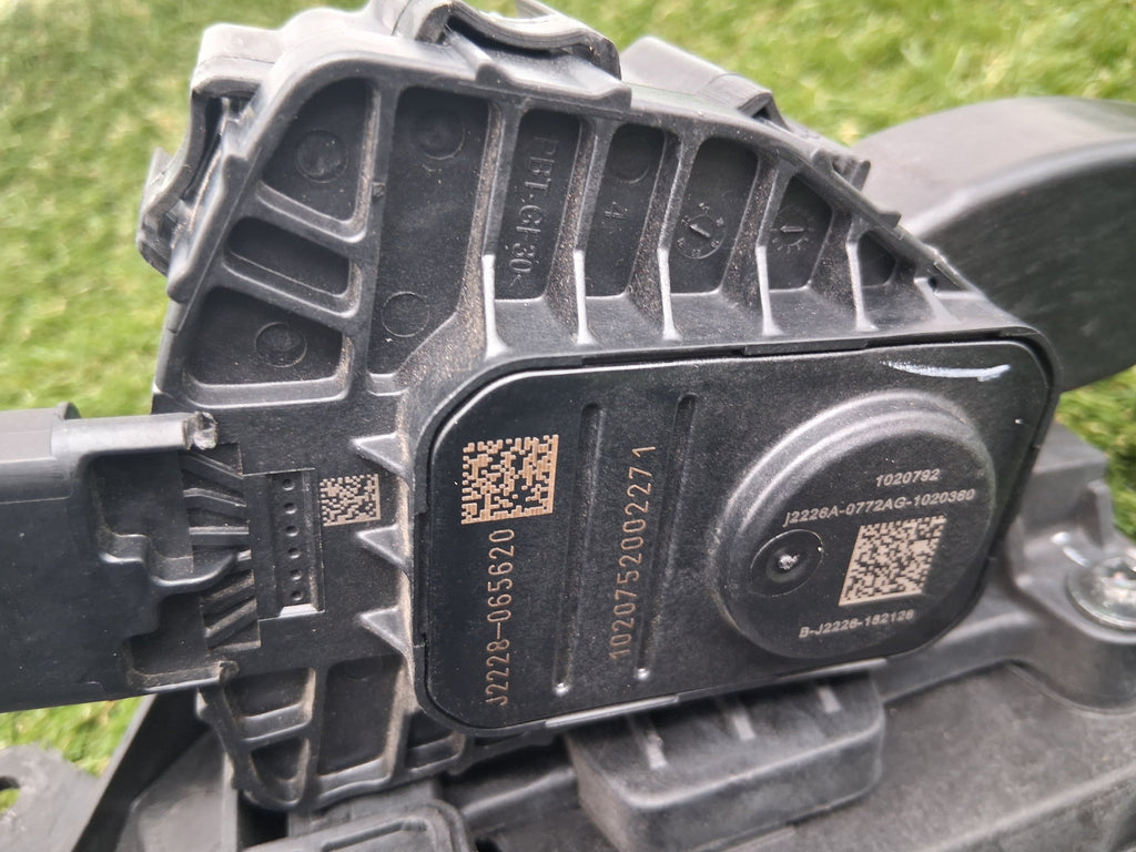 OEM 1188691-00-B 2022 Tesla Model Y Accelerator Brake and Gas Pedal Set