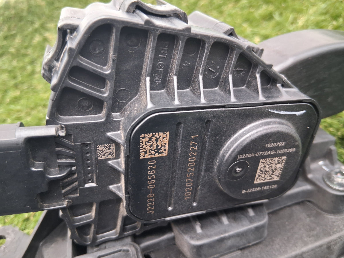 OEM 1188691-00-B 2022 Tesla Model Y Accelerator Brake and Gas Pedal Set