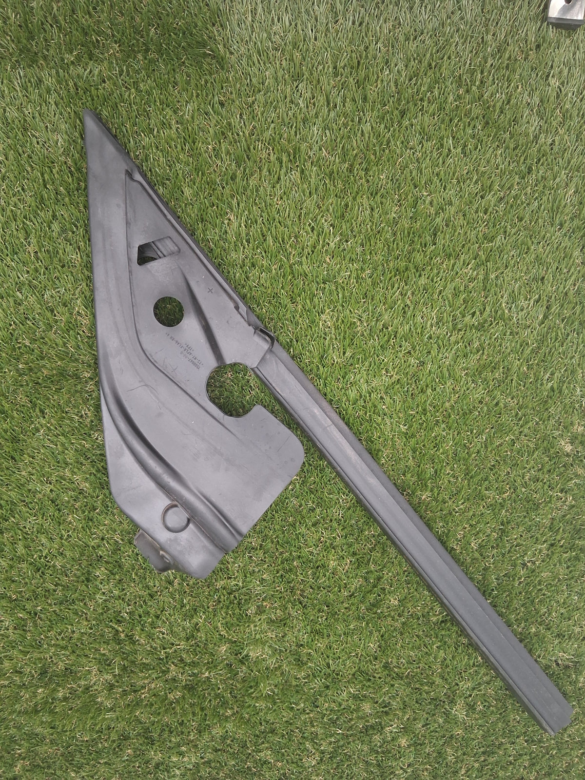 OEM 1500067-00-B 2022 Tesla Model Y Right Weather Strip Seal