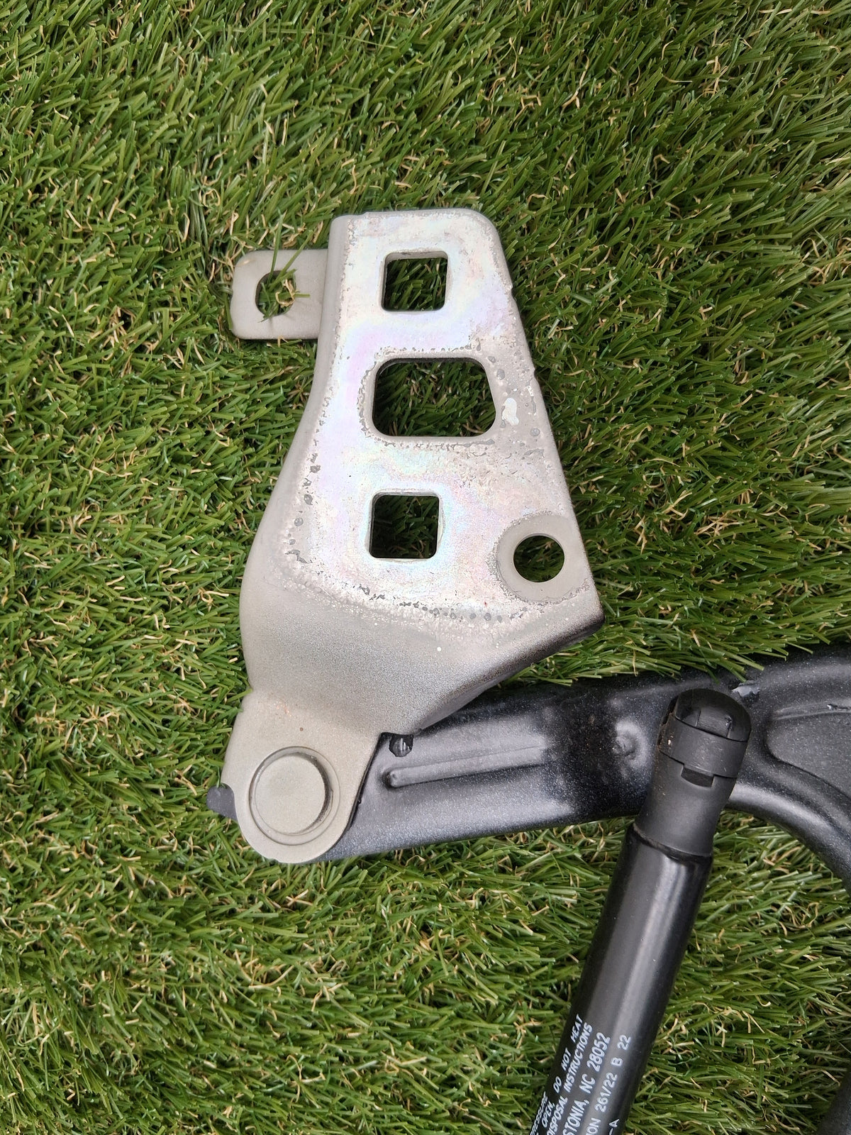 OEM 1505547-00-A 2022 Tesla Model Y Right Hood Hinge Strut Shock